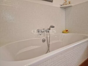 Propriété contemporaine avec jardin et piscine, idéalement située près d'un parcours de golf de classe mondiale dans la pittoresque Dordogne.