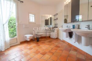 Propriété contemporaine avec jardin et piscine, idéalement située près d'un parcours de golf de classe mondiale dans la pittoresque Dordogne.