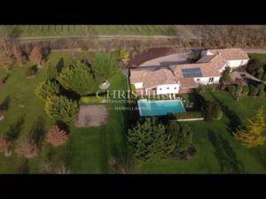 Propriété contemporaine avec jardin et piscine, idéalement située près d'un parcours de golf de classe mondiale dans la pittoresque Dordogne.