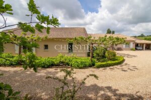 Propriété contemporaine avec jardin et piscine, idéalement située près d'un parcours de golf de classe mondiale dans la pittoresque Dordogne.
