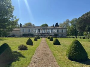 Chartreuse du XIXe siècle au bord de la Dordogne