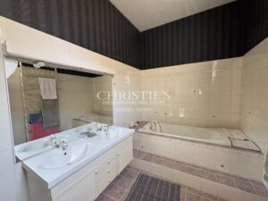 Chartreuse du XIXe siècle au bord de la Dordogne