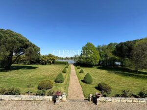 Chartreuse du XIXe siècle au bord de la Dordogne