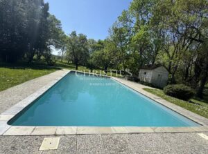 Chartreuse du XIXe siècle au bord de la Dordogne