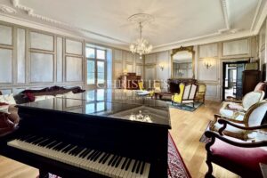 Imposant Château du XIXe Siècle avec Maison de Gardien, à Seulement 20 Minutes de Poitiers