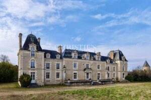 Imposant Château du XIXe Siècle avec Maison de Gardien, à Seulement 20 Minutes de Poitiers