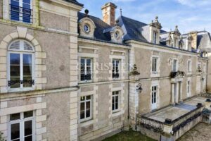 Imposant Château du XIXe Siècle avec Maison de Gardien, à Seulement 20 Minutes de Poitiers