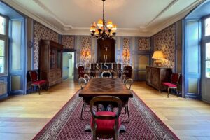 Imposant Château du XIXe Siècle avec Maison de Gardien, à Seulement 20 Minutes de Poitiers