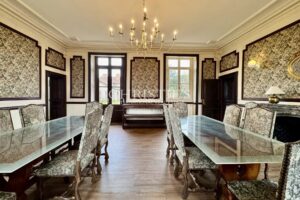 Imposant Château du XIXe Siècle avec Maison de Gardien, à Seulement 20 Minutes de Poitiers