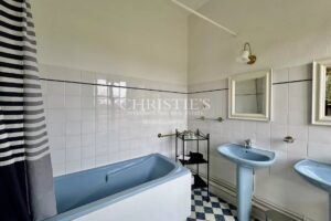 Imposant Château du XIXe Siècle avec Maison de Gardien, à Seulement 20 Minutes de Poitiers