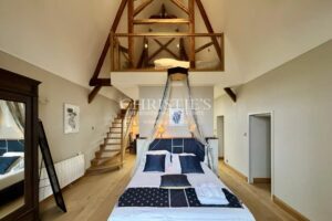 Imposant Château du XIXe Siècle avec Maison de Gardien, à Seulement 20 Minutes de Poitiers