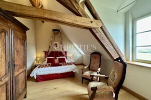 Imposant Château du XIXe Siècle avec Maison de Gardien, à Seulement 20 Minutes de Poitiers