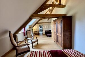 Imposant Château du XIXe Siècle avec Maison de Gardien, à Seulement 20 Minutes de Poitiers