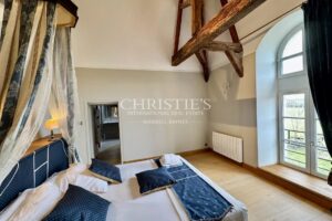 Imposant Château du XIXe Siècle avec Maison de Gardien, à Seulement 20 Minutes de Poitiers