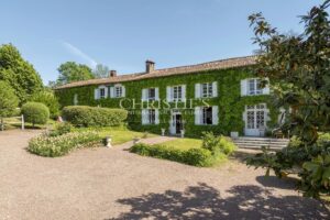 CHARENTE – TRES BELLE LONGERE