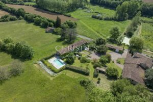 CHARENTE – TRES BELLE LONGERE