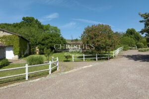 CHARENTE – TRES BELLE LONGERE