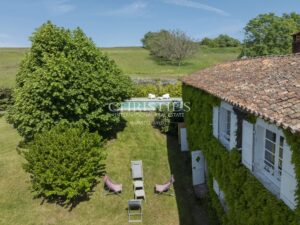 CHARENTE – TRES BELLE LONGERE
