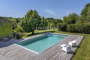 CHARENTE – TRES BELLE LONGERE