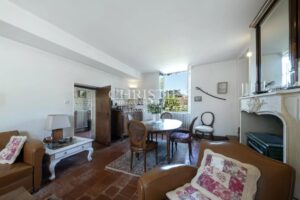 CHARENTE – TRES BELLE LONGERE