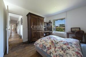 CHARENTE – TRES BELLE LONGERE