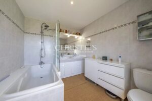 CHARENTE – TRES BELLE LONGERE