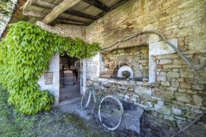 CHARENTE – TRES BELLE LONGERE