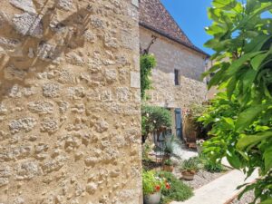 Une demeure de ville exceptionnelle du XVe siècle située au cœur d’un village médiéval vivant