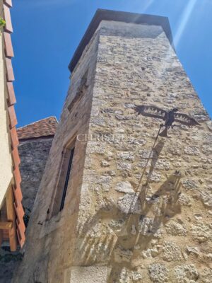 Une demeure de ville exceptionnelle du XVe siècle située au cœur d’un village médiéval vivant