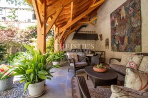 Une demeure de ville exceptionnelle du XVe siècle située au cœur d’un village médiéval vivant