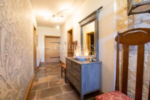 Une demeure de ville exceptionnelle du XVe siècle située au cœur d’un village médiéval vivant