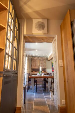 Une demeure de ville exceptionnelle du XVe siècle située au cœur d’un village médiéval vivant