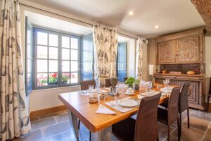 Une demeure de ville exceptionnelle du XVe siècle située au cœur d’un village médiéval vivant