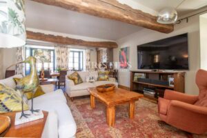 Une demeure de ville exceptionnelle du XVe siècle située au cœur d’un village médiéval vivant