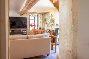 Une demeure de ville exceptionnelle du XVe siècle située au cœur d’un village médiéval vivant