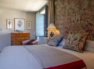 Une demeure de ville exceptionnelle du XVe siècle située au cœur d’un village médiéval vivant