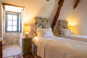 Une demeure de ville exceptionnelle du XVe siècle située au cœur d’un village médiéval vivant