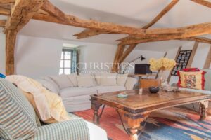 Une demeure de ville exceptionnelle du XVe siècle située au cœur d’un village médiéval vivant