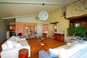 Charmante maison en moellon de 200 m² avec double garage, cuisine d’été avec avancée de toit et un grand parc clôturé de 5000 m²