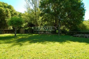 Charmante maison en moellon de 200 m² avec double garage, cuisine d’été avec avancée de toit et un grand parc clôturé de 5000 m²