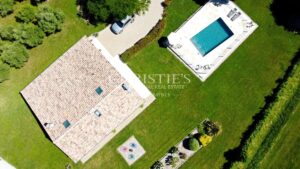 Charmante maison en moellon de 200 m² avec double garage, cuisine d’été avec avancée de toit et un grand parc clôturé de 5000 m²