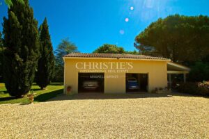 Charmante maison en moellon de 200 m² avec double garage, cuisine d’été avec avancée de toit et un grand parc clôturé de 5000 m²