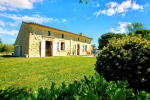 Charmante maison en moellon de 200 m² avec double garage, cuisine d’été avec avancée de toit et un grand parc clôturé de 5000 m²