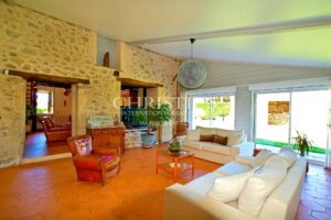 Charmante maison en moellon de 200 m² avec double garage, cuisine d’été avec avancée de toit et un grand parc clôturé de 5000 m²