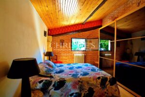 Charmante maison en moellon de 200 m² avec double garage, cuisine d’été avec avancée de toit et un grand parc clôturé de 5000 m²