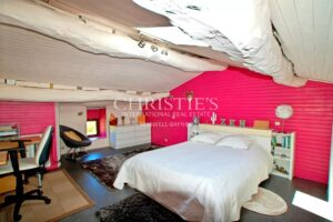 Charmante maison en moellon de 200 m² avec double garage, cuisine d’été avec avancée de toit et un grand parc clôturé de 5000 m²