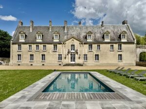 Château historique de la vallée de la Loire, superbement rénové, dans son parc de 5 hectares.