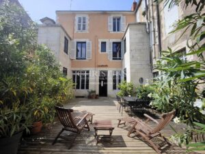 LA ROCHELLE HYPER-CENTRE - Maison de caractère avec 5 chambres à deux pas du Vieux-Port et des commerces