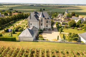 Manoir exceptionnel du XV et XVIeme avec jardins à la Française et vignoble Saumur AOC