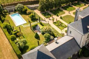 Manoir exceptionnel du XV et XVIeme avec jardins à la Française et vignoble Saumur AOC